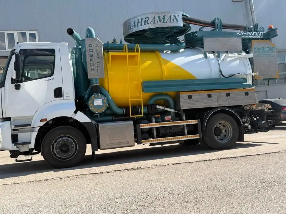 Sancaktepe'de gece acil çağrıya çıkan vidanjör ekibi