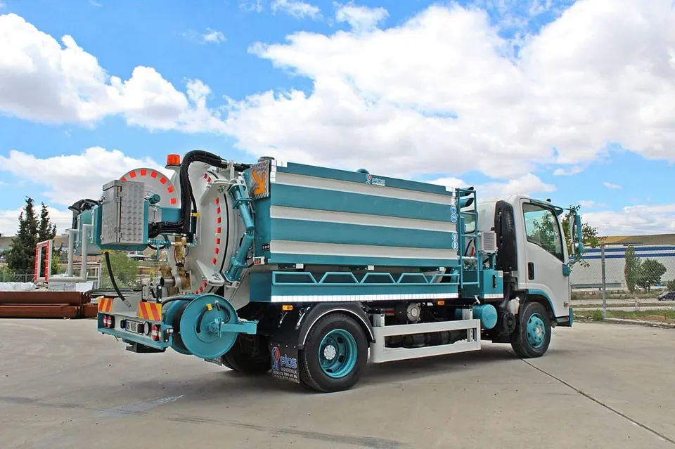 Sancaktepe'de bina ana hattı kamera ile kontrol edilirken