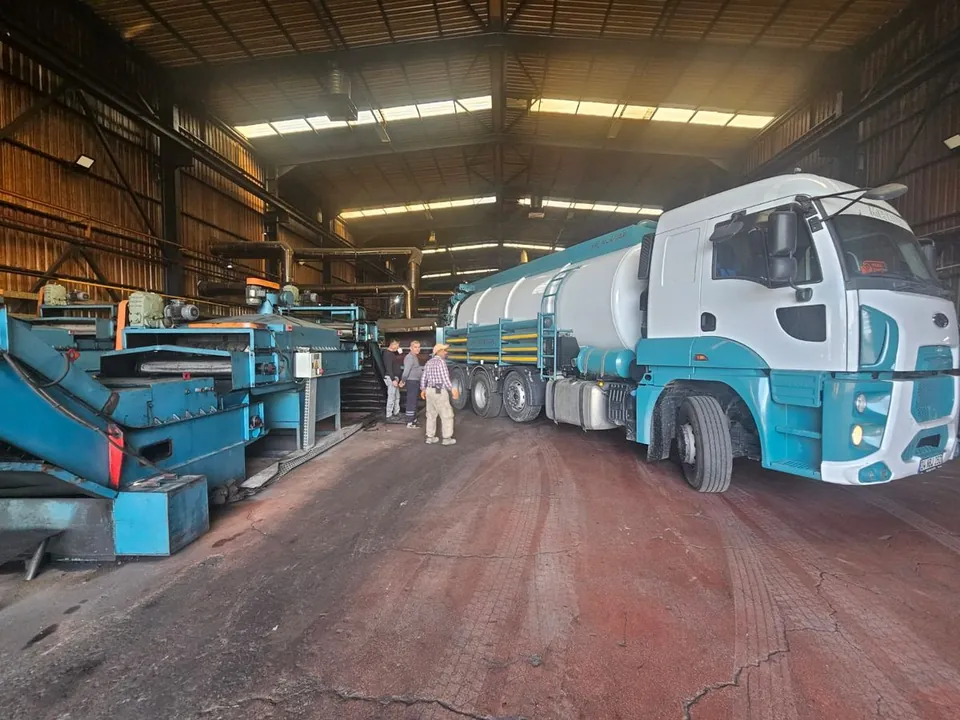 Sancaktepe'de sağanak sonrası otoparkta biriken su tahliye edilirken